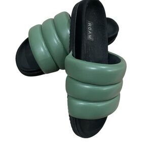ROAM Women's Sage Green Slide Sandals size 7 memory foam to fit your foot.